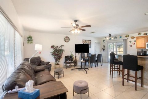 House in Brandon, Florida 3 bedrooms, 109.25 sq.m. № 1916821 - photo 6