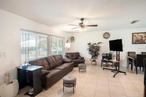 House in Brandon, Florida 3 bedrooms, 109.25 sq.m. № 1916821 - photo 5