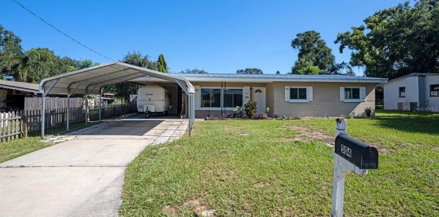 House in Brandon, Florida 3 bedrooms, 109.25 sq.m. № 1916821