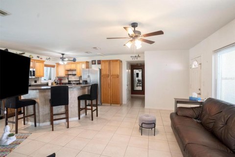 House in Brandon, Florida 3 bedrooms, 109.25 sq.m. № 1916821 - photo 8