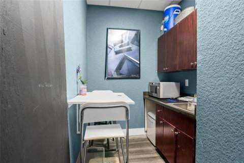 Propiedad comercial en alquiler en Orlando, Florida, 153.29 m2 № 2236119 - foto 8