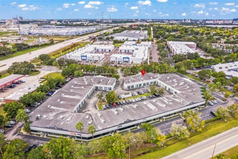 Propiedad comercial en alquiler en Orlando, Florida, 153.29 m2 № 2236119 - foto 16
