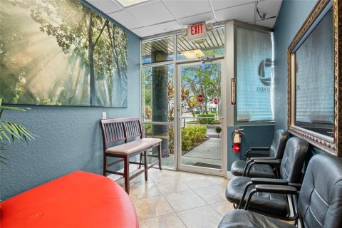 Propiedad comercial en alquiler en Orlando, Florida, 153.29 m2 № 2236119 - foto 3