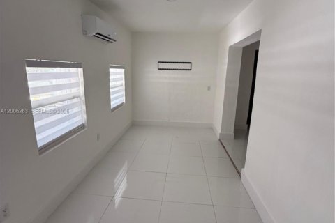 Casa en alquiler en Miami, Florida, 2 dormitorios, 139.26 m2 № 2072434 - foto 4