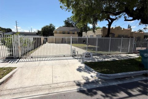 Casa en alquiler en Miami, Florida, 2 dormitorios, 139.26 m2 № 2072434 - foto 15