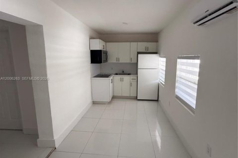 Casa en alquiler en Miami, Florida, 2 dormitorios, 139.26 m2 № 2072434 - foto 3