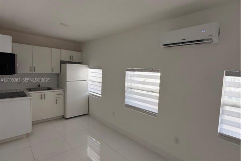 Casa en alquiler en Miami, Florida, 2 dormitorios, 139.26 m2 № 2072434 - foto 2
