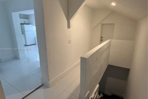 Casa en alquiler en Miami, Florida, 2 dormitorios, 139.26 m2 № 2072434 - foto 9