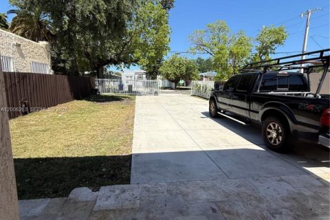 Casa en alquiler en Miami, Florida, 2 dormitorios, 139.26 m2 № 2072434 - foto 16