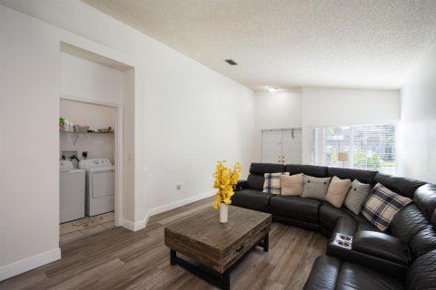 House in Pembroke Pines, Florida 4 bedrooms, 196.4 sq.m. № 2084092 - photo 12