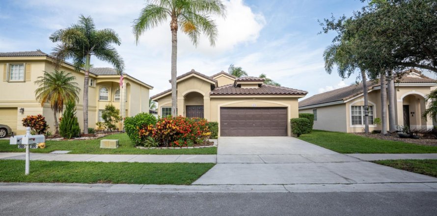 House in Pembroke Pines, Florida 4 bedrooms, 196.4 sq.m. № 2084092