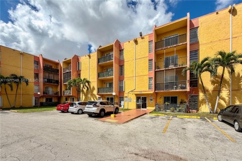Condominio en alquiler en Miami, Florida, 2 dormitorios, 73.67 m2 № 2043952 - foto 2