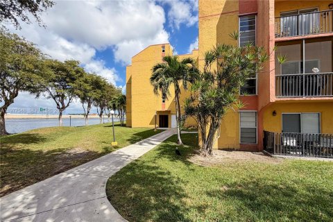 Condominio en alquiler en Miami, Florida, 2 dormitorios, 73.67 m2 № 2043952 - foto 17