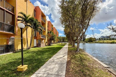 Condominio en Miami, Florida, 2 dormitorios  № 2043952