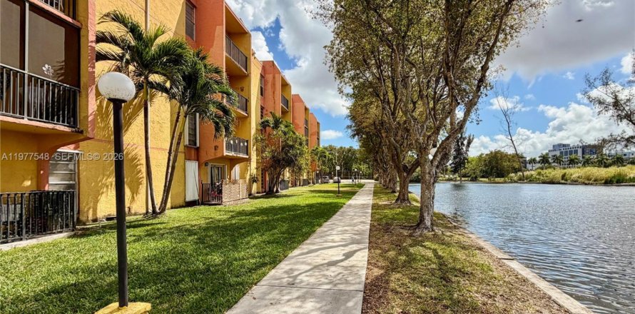 Condominio en Miami, Florida, 2 dormitorios  № 2043952