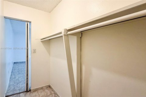 Condominio en alquiler en Miami, Florida, 2 dormitorios, 73.67 m2 № 2043952 - foto 11