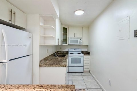 Condominio en alquiler en Miami, Florida, 2 dormitorios, 73.67 m2 № 2043952 - foto 6