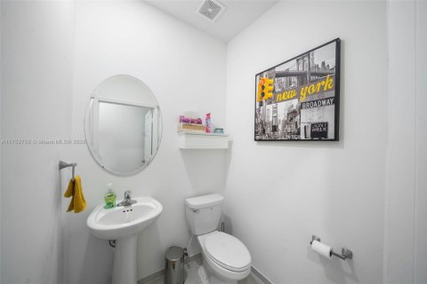 House in Miami, Florida 5 bedrooms, 296.45 sq.m. № 1726847 - photo 12