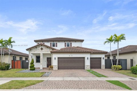 House in Miami, Florida 5 bedrooms, 296.45 sq.m. № 1726847 - photo 2