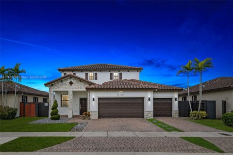 House in Miami, Florida 5 bedrooms, 296.45 sq.m. № 1726847 - photo 1