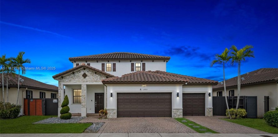 House in Miami, Florida 5 bedrooms, 296.45 sq.m. № 1726847