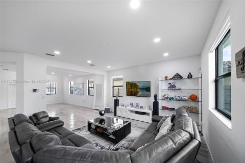 House in Miami, Florida 5 bedrooms, 296.45 sq.m. № 1726847 - photo 8