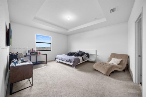 House in Miami, Florida 5 bedrooms, 296.45 sq.m. № 1726847 - photo 14
