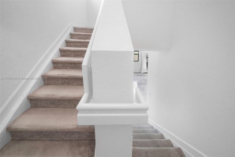 House in Miami, Florida 5 bedrooms, 296.45 sq.m. № 1726847 - photo 13