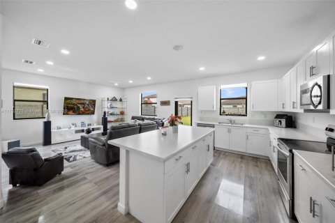 House in Miami, Florida 5 bedrooms, 296.45 sq.m. № 1726847 - photo 10