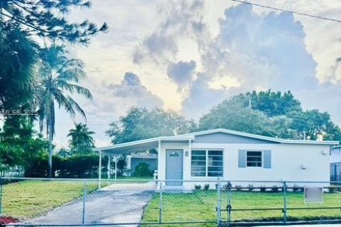 House in Miami Gardens, Florida 3 bedrooms № 1821857 - photo 1