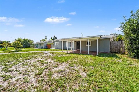 House in Seminole, Florida 3 bedrooms, 148.46 sq.m. № 2237985 - photo 2