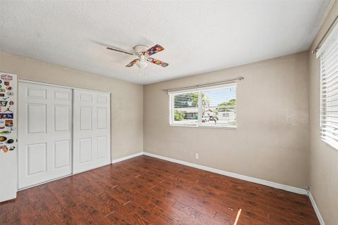 House in Seminole, Florida 3 bedrooms, 148.46 sq.m. № 2237985 - photo 23