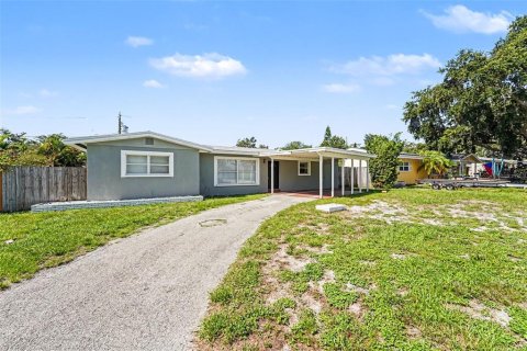 House in Seminole, Florida 3 bedrooms, 148.46 sq.m. № 2237985 - photo 3