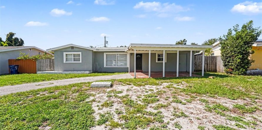 House in Seminole, Florida 3 bedrooms, 148.46 sq.m. № 2237985