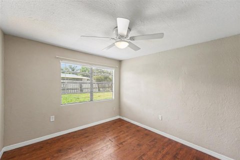 House in Seminole, Florida 3 bedrooms, 148.46 sq.m. № 2237985 - photo 19