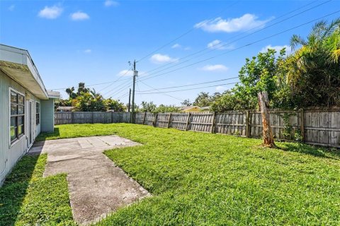 House in Seminole, Florida 3 bedrooms, 148.46 sq.m. № 2237985 - photo 27