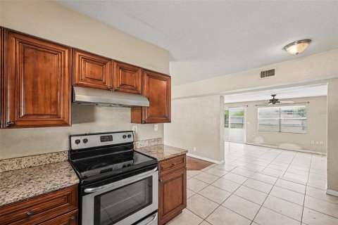 House in Seminole, Florida 3 bedrooms, 148.46 sq.m. № 2237985 - photo 11
