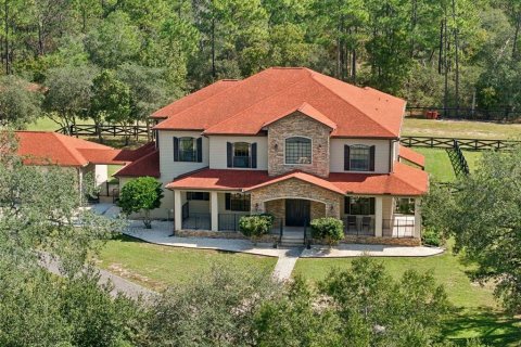 House in Weeki Wachee, Florida 8 bedrooms, 584.82 sq.m. № 2430395 - photo 2
