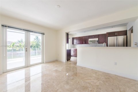 House in Coral Gables, Florida 3 bedrooms, 233.28 sq.m. № 2045615 - photo 6