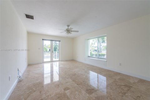 House in Coral Gables, Florida 3 bedrooms, 233.28 sq.m. № 2045615 - photo 11