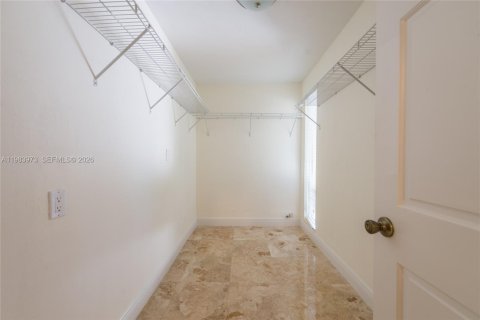 House in Coral Gables, Florida 3 bedrooms, 233.28 sq.m. № 2045615 - photo 12