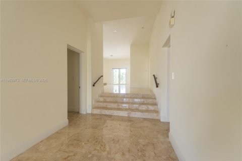House in Coral Gables, Florida 3 bedrooms, 233.28 sq.m. № 2045615 - photo 3