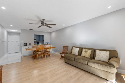 Купить кондоминиум в Корал-Спрингс, Флорида 2 спальни, 76.64м2, № 2011410 - фото 12