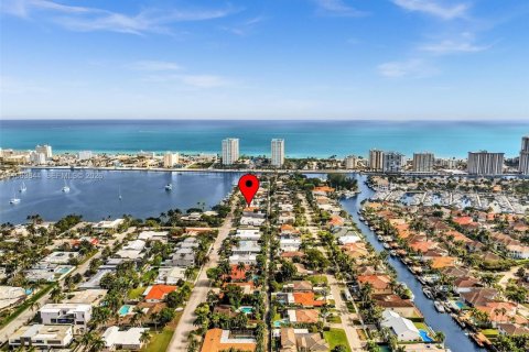 Villa ou maison à vendre à Hollywood, Floride: 5 chambres, 378.86 m2 № 2025356 - photo 17