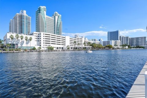 Copropriété à vendre à Hallandale Beach, Floride: 2 chambres, 132.85 m2 № 2172271 - photo 3