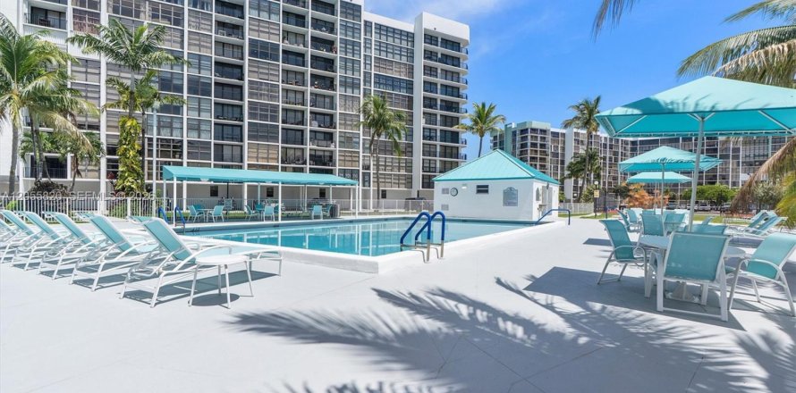 Condo à Hallandale Beach, Floride, 2 chambres  № 2172271