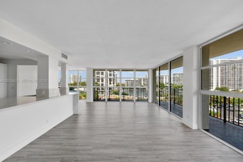 Copropriété à vendre à Hallandale Beach, Floride: 2 chambres, 132.85 m2 № 2172271 - photo 8