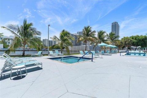 Copropriété à vendre à Hallandale Beach, Floride: 2 chambres, 132.85 m2 № 2172271 - photo 2