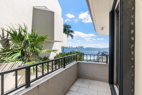 Copropriété à louer à Miami, Floride: 2 chambres, 158.49 m2 № 2153819 - photo 24