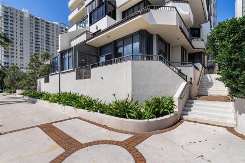 Copropriété à louer à Miami, Floride: 2 chambres, 158.49 m2 № 2153819 - photo 4
